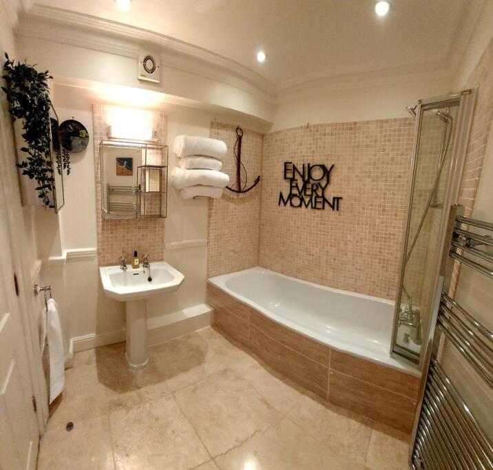 Beautifully Appointed, Period Seaside Apartment Folkestone Luaran gambar